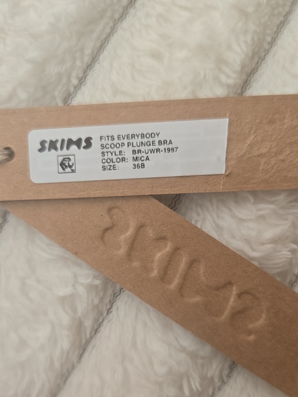SKIMS Scoop Plunge Bra in Blush Nude - Picture 3 of 3